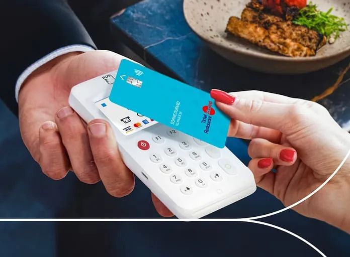 Paiement par carte titres-restaurant sur terminal myPOS dans un restaurant
